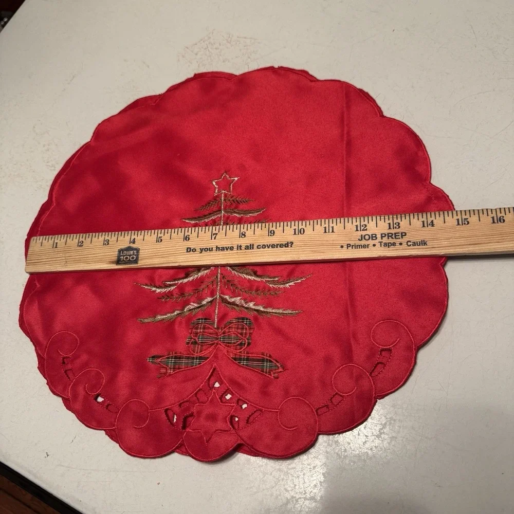 Placemats Set of 2 Home 15in Red Christmas Tree Embroidered‎ Scalloped Bow